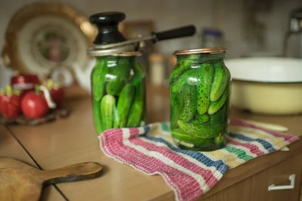 Le processus de marinage des concombres dans des pots de litre dans la cuisine rurale russe . — Photo