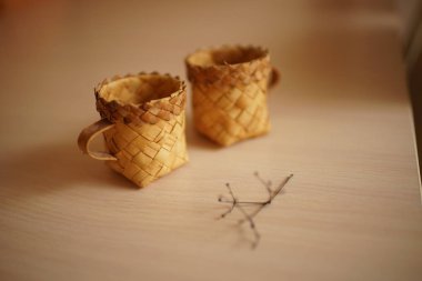 masada iki hasır kupa ve kuru bir çiçek