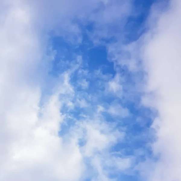 Μπλε ουρανός με λευκά σύννεφα φυσική σκηνή — Φωτογραφία Αρχείου