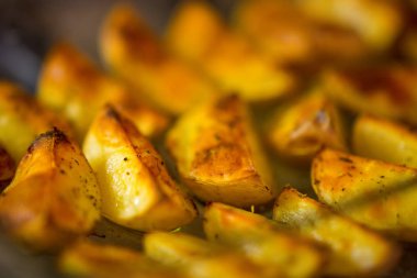 baharatlı hazır fırında patates dilimleri fırın kapatdıktan sonra sıralar halinde yalan.