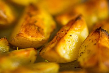 baharatile hazır fırında patates dilimleri, makro fotoğraf.