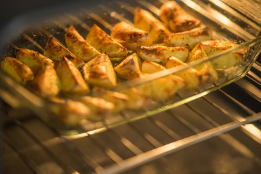 baharatile hazır fırında patates dilimleri fırında cam çanak yalan.