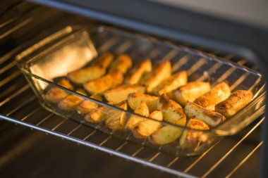 baharatile hazır fırında patates dilimleri fırında cam çanak yalan.