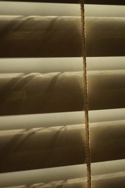 güneşin parladığı kapalı yatay güneşlikler, makro.