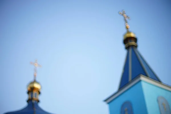 Orthodox kerkdak met een kruis tegen een blauwe lucht. wazig. — Stockfoto