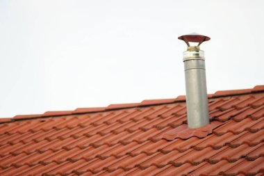 Yuvarlak metal bacalı kırmızı kiremit, bulanık..