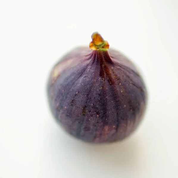 Ripe sweet fig on white blurred table. Selective focus — Stock Photo, Image