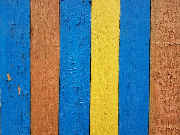 Kolorowe deski w paski, drewniane stare deski w szczęśliwych kolorach. — Zdjęcie stockowe