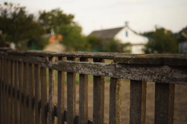 Köyün eski ahşap çitleri, perspektif görüntüsü. Bulutlu bir sonbahar günü. Kırsal alan. — Stok fotoğraf