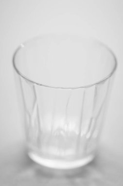 Masanın üzerinde boş bardak var. 