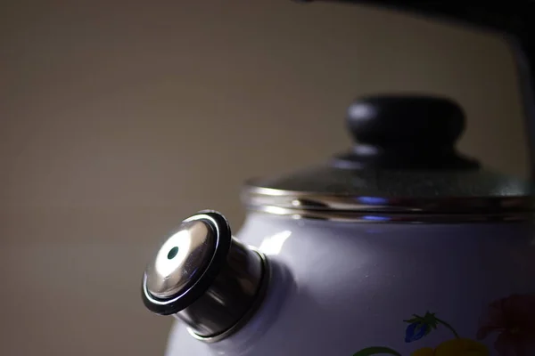 Белый чайник с хромированным свистом, крупным планом на кухне . — стоковое фото