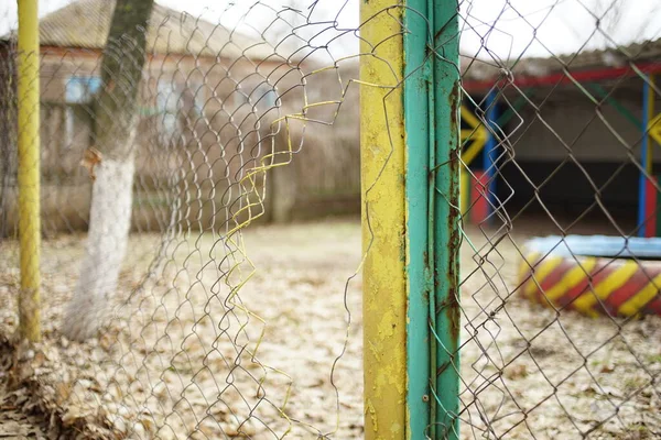 Régi szakadt hálós kerítés. Szelektív fókusz. Őszi hangulat. — Stock Fotó