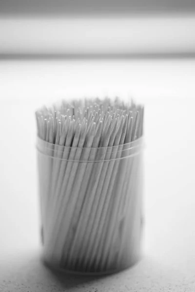 Palitos de bambu em uma caixa de plástico redonda na mesa close-up , — Fotografia de Stock