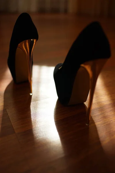 Fashion black women shoes, gold shiny high heel. — Stock Photo, Image