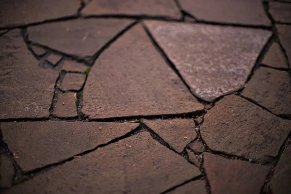 Plancher de pierre sauvage gros plan. Modèle de formes irrégulières . — Photo