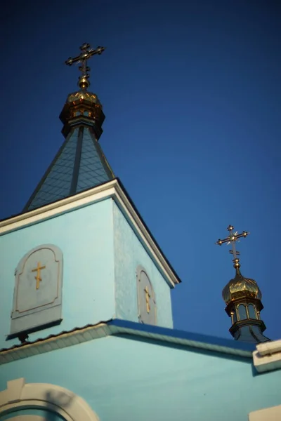 Igreja Ortodoxa rural bonita contra o céu azul . — Fotografia de Stock