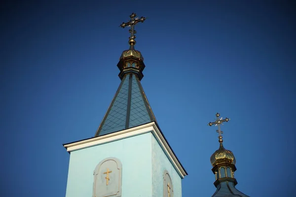 Igreja Ortodoxa rural bonita contra o céu azul . — Fotografia de Stock