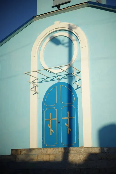 Gesloten blauwe boogdeuren naar de orthodoxe kerk. — Stockfoto