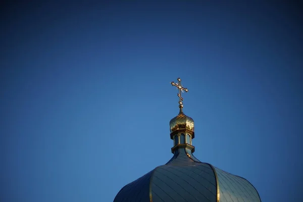 Kuppel der orthodoxen Kirche und goldenes Kreuz — Stockfoto