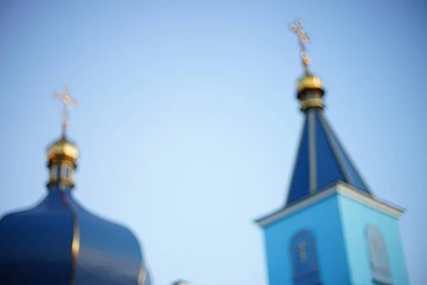 Ortodox templom kupolák kereszttel a kék ég ellen. Homályos. — Stock Fotó
