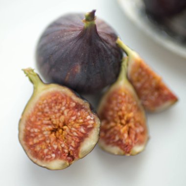 Olgun incirler. Biri incir, diğeri dilimlenmiş..