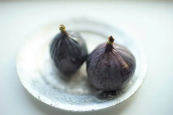 Dois figos doces maduros em uma chapa de prata — Fotografia de Stock