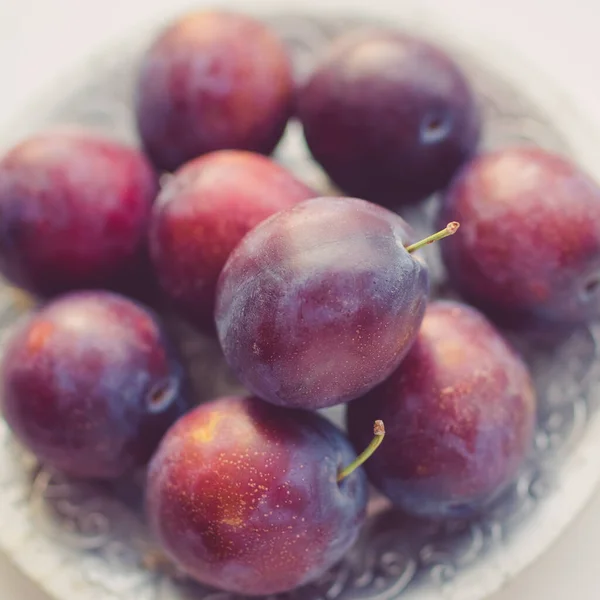 Ciruelas púrpuras maduras en un primer plano de plata . — Foto de Stock