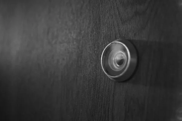 Macro imagem de um espião em uma porta de madeira, bw . — Fotografia de Stock