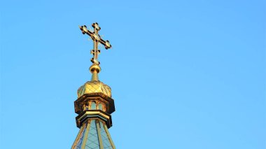Ortodoks Kilisesi 'nin çatısında mavi gökyüzünde bir haç var..