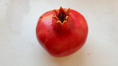 Tüm olgun nar eski beyaz masa üzerinde, gözden geçirmek