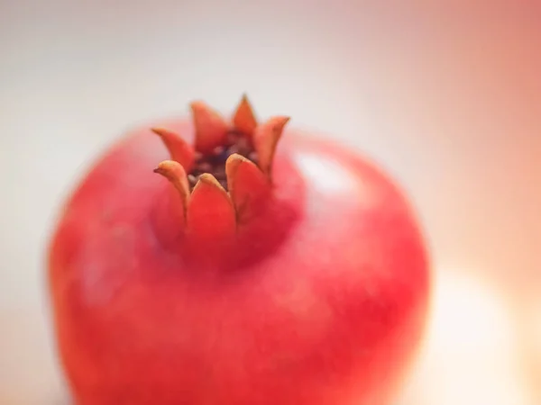 Celé zralý granátové jablko detailní up na slunném stole. — Stock fotografie
