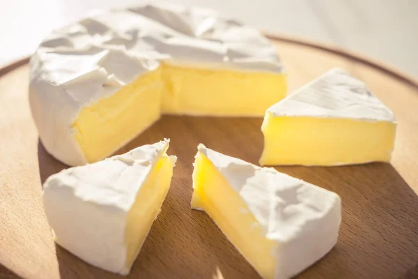 Queso Camembert Con Rodajas Una Tabla Madera —  Fotos de Stock