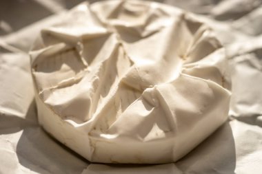 Ambalaj kağıdında tüm yuvarlak peyniri..