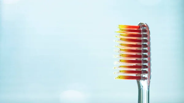 Escova Dentes Transparente Com Cerdas Laranja Vista Lateral Sobre Fundo — Fotografia de Stock
