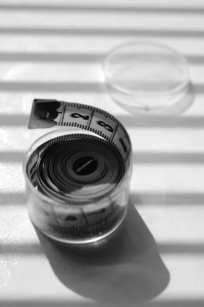Портной Измерительной Ленты Пластиковой Коробке Блестящем Столе Черно Белое Фото — стоковое фото