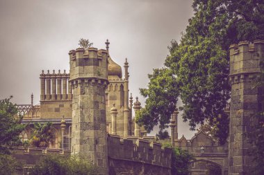 Ortaçağ şatosu bulutlu bir günde yeşil ağaçlarla kaplandı.