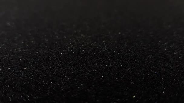 Macro vue des cartes de valets tombant sur une table noire brillante une à la fois. — Video