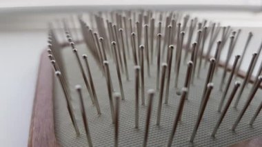 Büyük ahşap masaj saç fırçası demir kıllı, makro manzaralı.