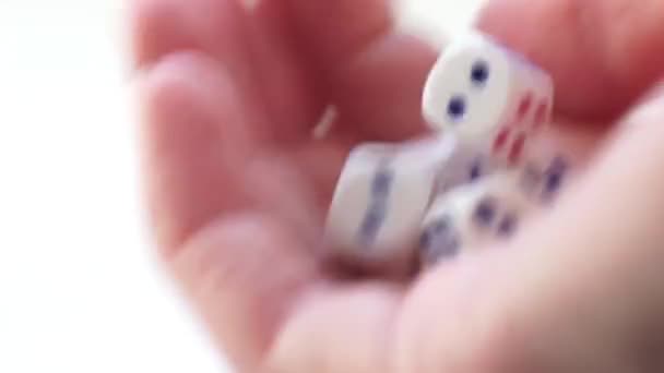 手感模糊的特写抖动骰子 把它扔到白桌子上 — 图库视频影像