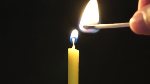 테이퍼 성냥불을 촛불을 켜고는 심지어 불꽃으로 버립니다 — 비디오