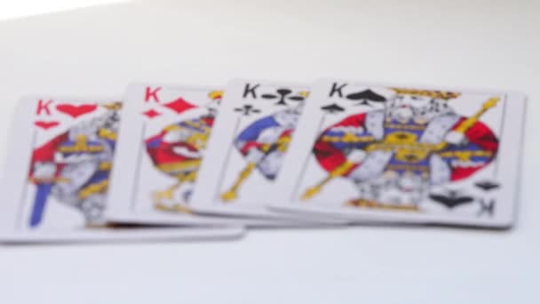 白い光沢のあるテーブルの上の王カードの側面図 — ストック動画
