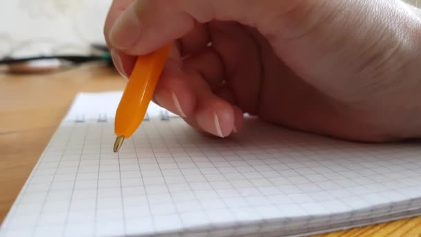 Mano Con Pluma Sobre Una Hoja Blanco Cuaderno — Vídeo de stock