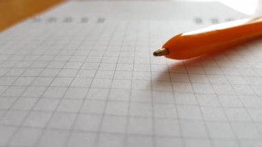 Tükenmez kalemin makro görüntüsü. Yeni açık spiral defter. Hücredeki kağıt. Yan görünüm