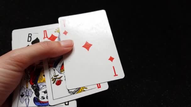 Kartenstapel Der Hand Auf Schwarzem Hintergrund Ass Dame Und Bube — Stockvideo