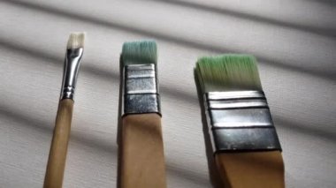 Gölgeli beyaz eskiz defterinde üç Fleitz fırçası