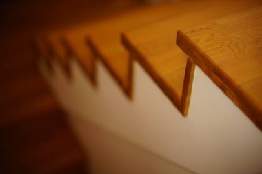 İçeride kayın merdivenleri var..