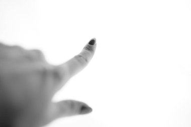 Beyaz arka planda kadın parmak dokunuşu ya da gösterimi. BW fotoğrafı