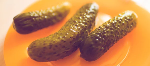 Pickled Cucumbers Orange Plate Closeup — Stock Photo, Image