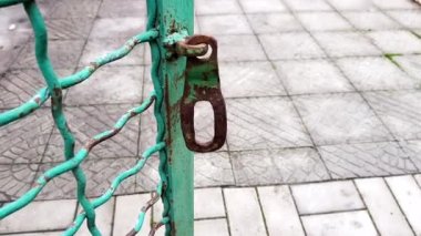 Yeşil renkli eski paslı çit örgü kapısını aç.