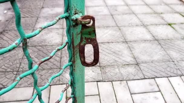 Открыть старый ржавый забор сетки двери зеленого цвета. — стоковое видео